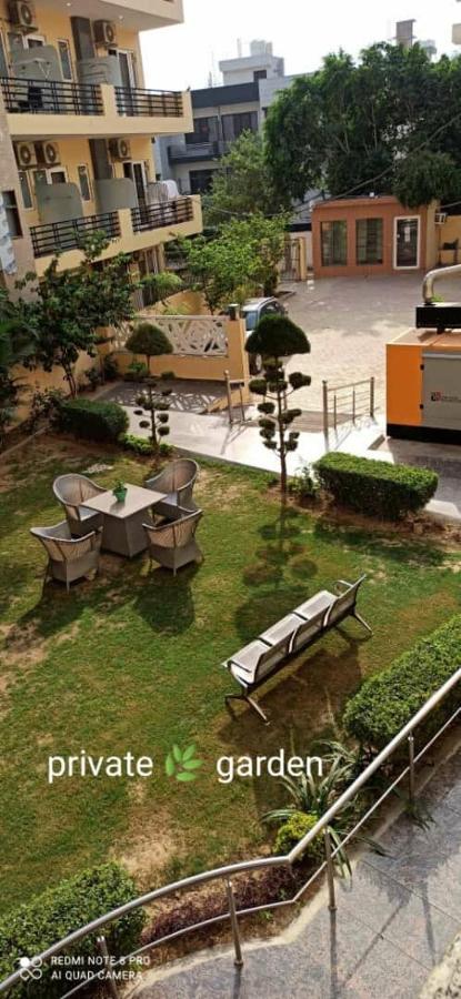 Oyo 74401 Aster Garden Suites Delhi Zewnętrze zdjęcie